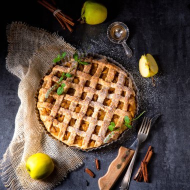 Lezzetli elmalı turta kafes üst tabaka pasta ile pan