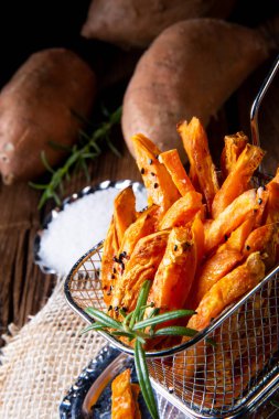üzerinden metal elek fırında çıtır çıtır tatlı patates kızartması