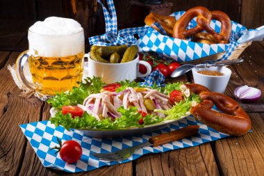 lezzetli Bavyera sosis soğan ve salatalık salatası