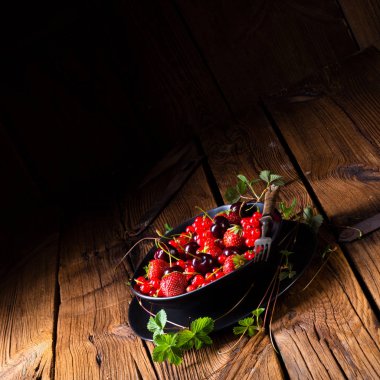 Çilek ve kırmızı kuş üzümü ve kirazı ile kase 