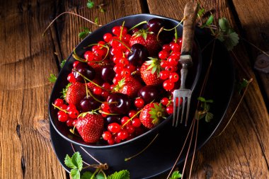 Çilek ve kırmızı kuş üzümü ve kirazı ile kase 