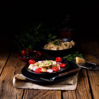 Bezelye ve domates ve turp plaka üzerinde zeytin yağı ile organik Mantı 