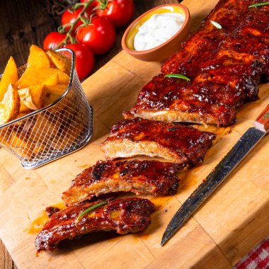 Ahşap kesme tahtası üzerinde kömür üzerinden yedek kaburga Barbekü ızgara