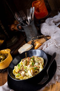 Krema soslu taze chanterelles ve siyah plaka Kapari Reginette erişte