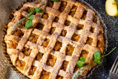Lezzetli elmalı turta kafes üst tabaka pasta ile pan