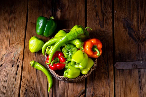 hasat biber ve sıcak biber sepeti