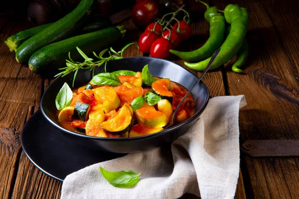Vegetáriánus Ratatouille Friss Zöldségek Fűszernövények Fekete Tál — Stock Fotó