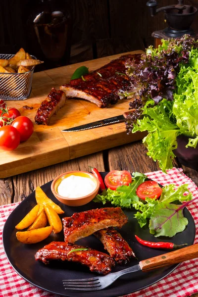 Barbekü kaburga plaka yeşil salata ve beyaz sos ile