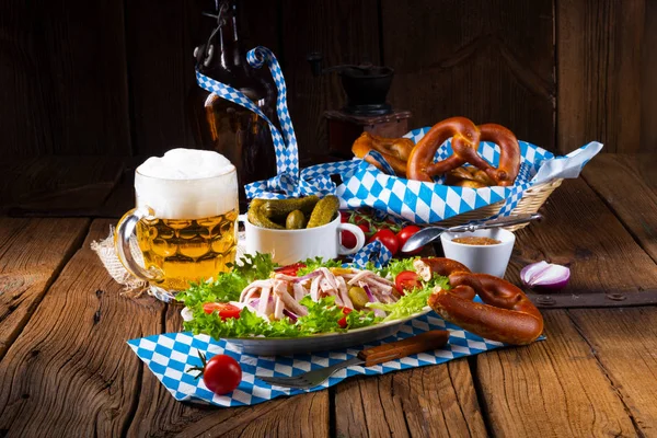 Deliciosa Ensalada Salchichas Bavarianas Con Cebolla Pepinos —  Fotos de Stock