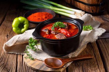 Sığır eti ve kırmızı siyah tencerede biber ile Macar gulaş