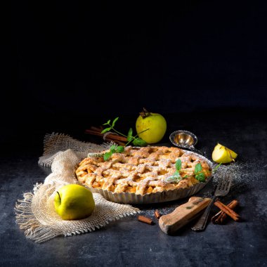 Lezzetli elmalı turta kafes üst tabaka pasta ile pan