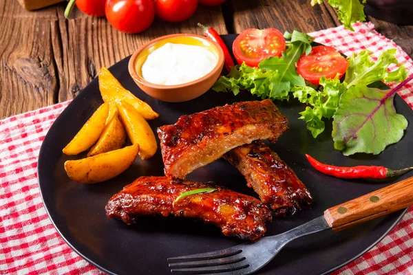 Bbq Spareribs Plate Green Salad White Sauce — Stock Photo, Image