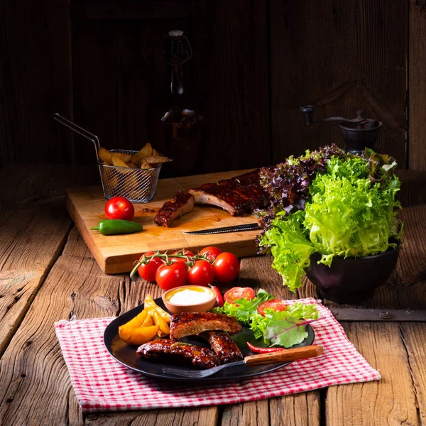 Bbq Žebírka Desce Bílou Omáčkou Zeleným Salátem — Stock fotografie