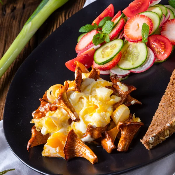 Chanterelles Fraîches Aux Œufs Brouillés Salade Verte Avec Pain Sur — Photo