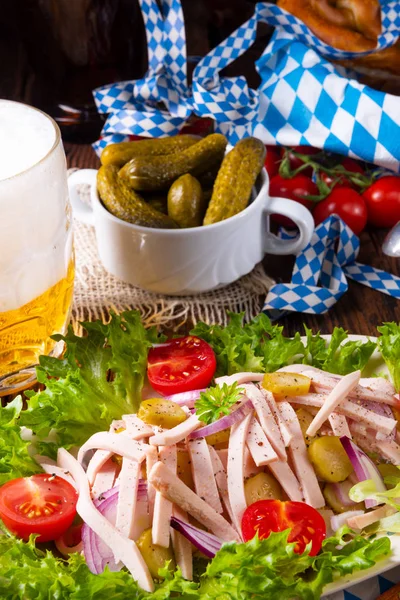 Leckerer Bayerischer Wurstsalat Mit Zwiebeln Und Gurken — Stockfoto