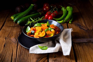 Vejetaryen ratatouille taze sebze ve otlar ile