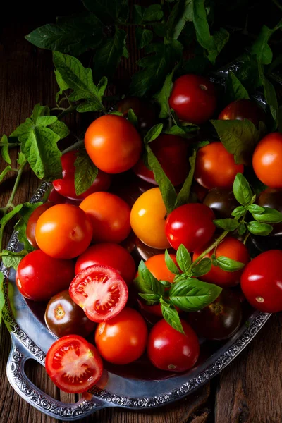 Verschillende Soorten Tomaten Geserveerd Gepresenteerd Zilveren Schotel — Stockfoto