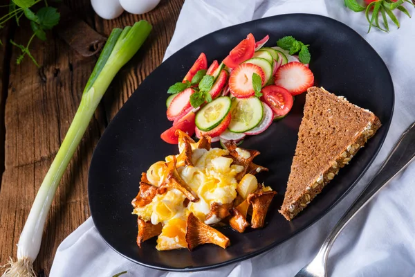 Cantarelas Frescas Con Huevos Revueltos Ensalada Verde —  Fotos de Stock