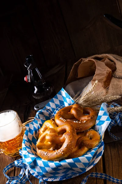 Echte Hausgemachte Bayerische Salzbrezel Mit Bier — Stockfoto