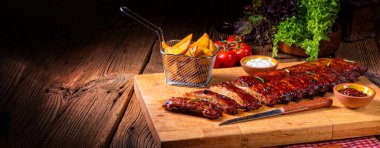 Ahşap tahta üzerinde taze Barbekü yedek kaburga