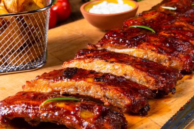 Ahşap tahta üzerinde taze Barbekü yedek kaburga