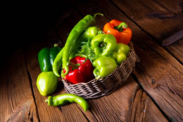 Vari Peperoni Raccolti Peperoncini Piccanti Cesto Vimini — Foto Stock