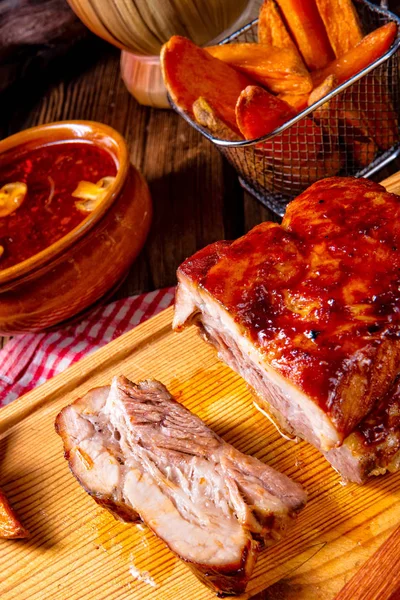 Carne Asada Picante Con Salsa Champiñones Servida Sobre Tabla Cortar — Foto de Stock