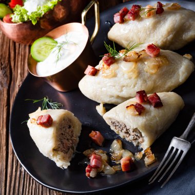 Litvanya ve Polonya mutfağının rustik Cepelinai siyah plaka üzerinde