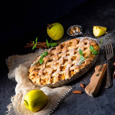 Kafes üst tabaka taş zemin üzerine ile lezzetli elmalı turta