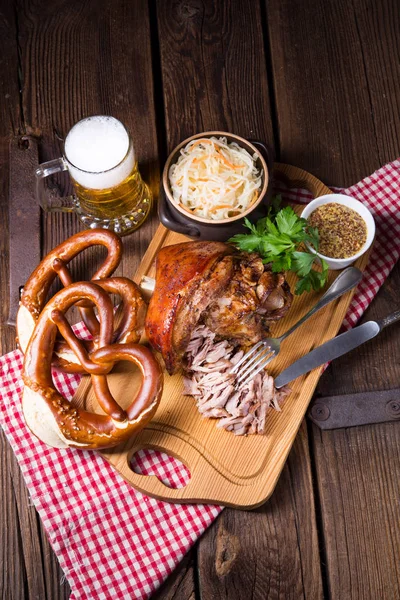 Knusprig Gebratene Bayerische Schweinshaxe Mit Weichem Fleisch — Stockfoto