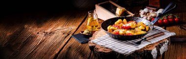 Gnocchi yeşil pesto ve ahşap tahta üzerinde kiraz domates ile