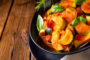 Vejetaryen ratatouille taze sebze ve otlar siyah kase