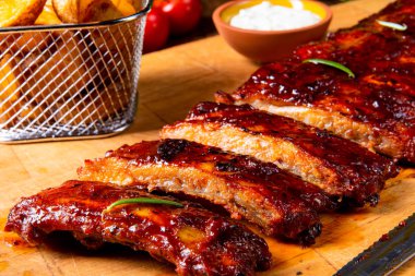 Barbekü kaburga ahşap tahta üzerinde beyaz soslu
