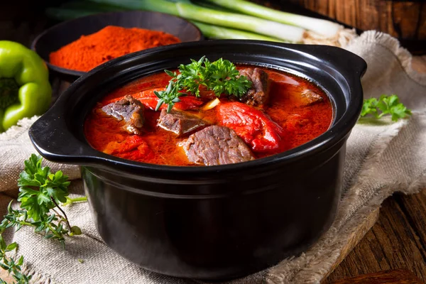 Nahaufnahme Von Ungarischem Gulasch Mit Rindfleisch Und Paprika — Stockfoto