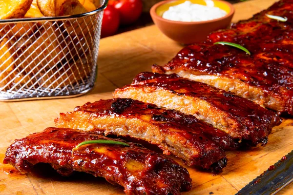 Bbq Spareribs Com Molho Branco Placa Madeira — Fotografia de Stock