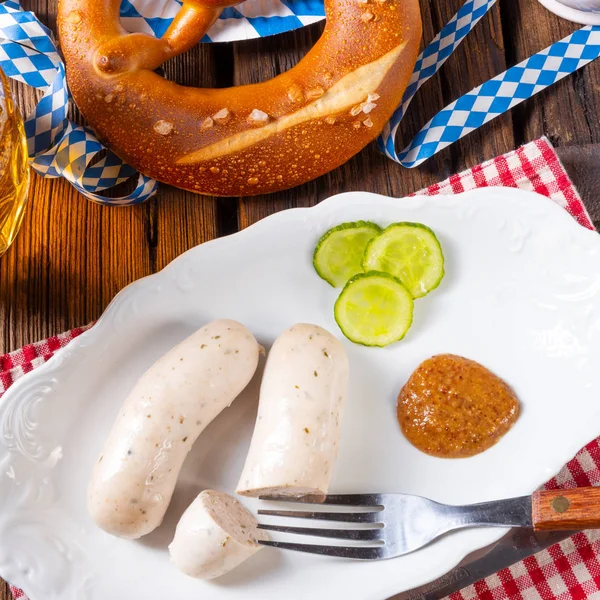 Deliziose Salsicce Bianche Bavaresi Con Senape Dolce Fette Cetriolo — Foto Stock