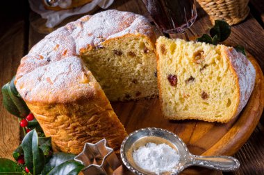 Lezzetli İtalyan anne Noel panettone ahşap tahta üzerinde