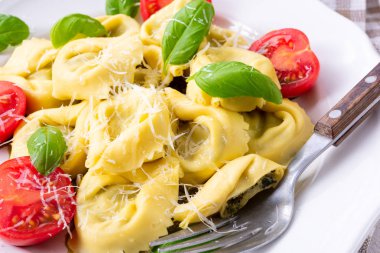 rendelenmiş peynir ve kokteyl domates ile mantı