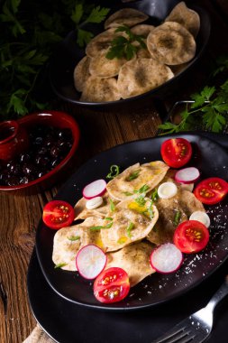 domates ve turp ile mantı hassas bezelye