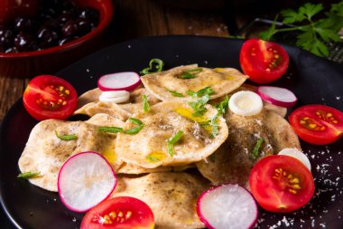 domates ve turp ile mantı hassas bezelye