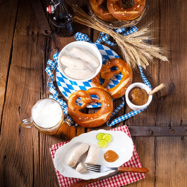 Leckere Weißwürste Mit Salzigen Brezeln Und Einem Glas Bier — Stockfoto