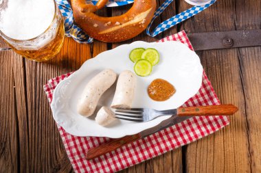 tatlı hardal ve bardak bira ile lezzetli beyaz sosis