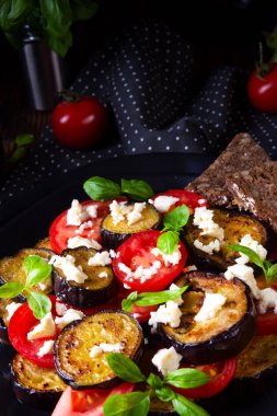 Beyaz peynir ve domates ile ızgara patlıcan