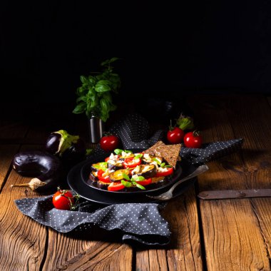 Beyaz peynir ve domates ahşap masa üzerinde ızgara patlıcan