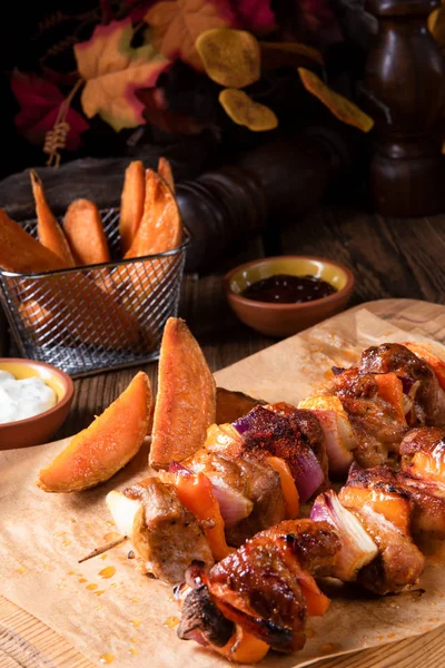 Nahaufnahme Von Süßkartoffelpommes Mit Pikantem Paprika Schaschlik — Stockfoto