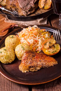 Lahana ve köfte ile klasik ve çıtır çıtır kızarmış ördek