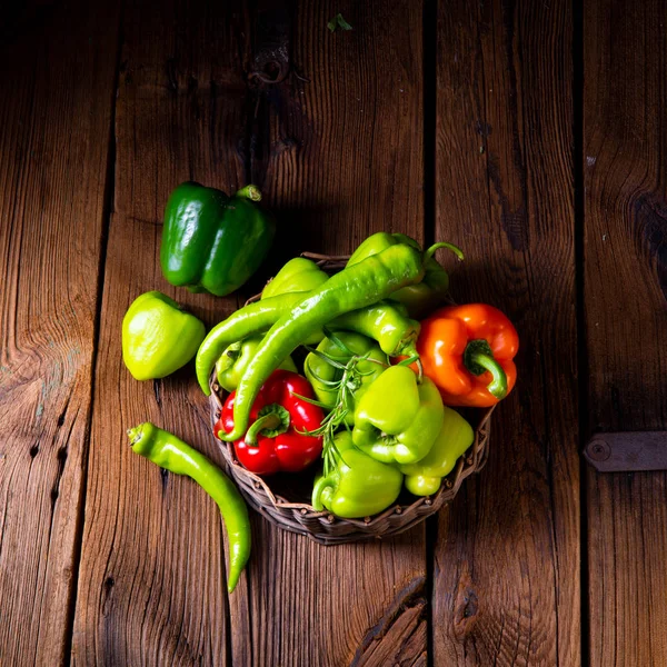 Vari Peperoni Raccolti Peperoncini Piccanti Cesto Fondo Legno — Foto Stock