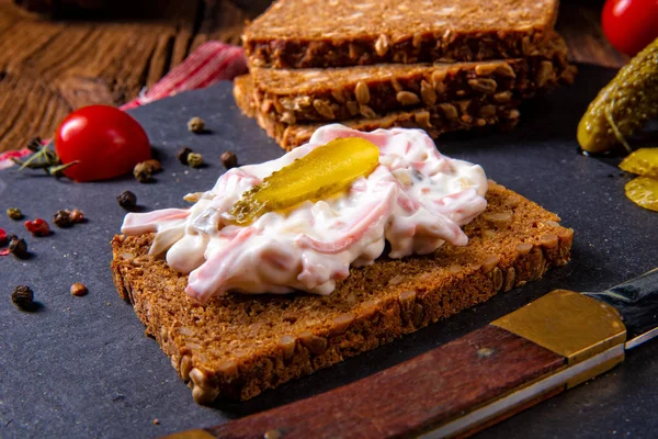 Läckert Kryddig Kött Sallad Med Gurka Svart Bröd — Stockfoto