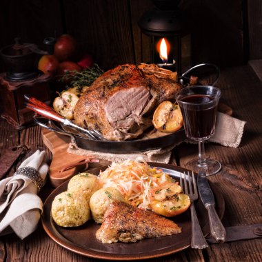 Lahana ve köfte ile klasik ve çıtır çıtır kızarmış ördek