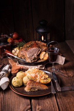 Lahana ve köfte ile klasik ve çıtır çıtır kızarmış ördek